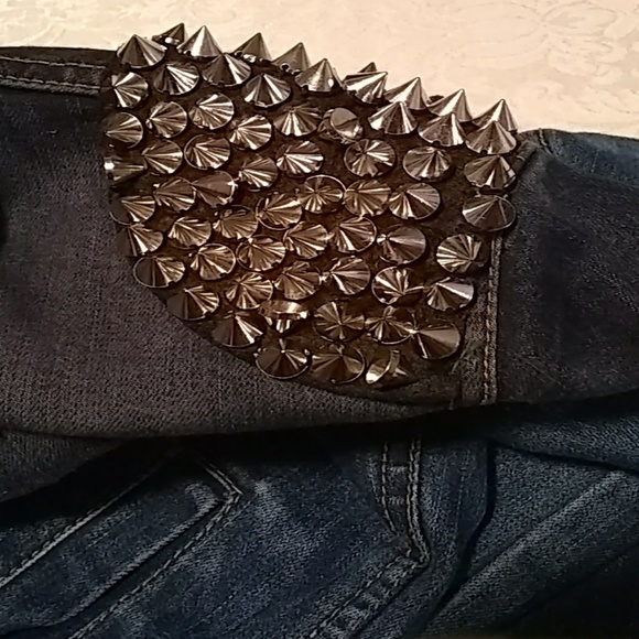 FOREVER 21 SPIKED SHOULDER DISTRESSD JEAN JACKET - Picture 4 of 4